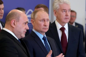 Tổng thống Putin (giữa) đến thăm một trung tâm thông tin về dịch COVID-19 tại Moscow (Nga). Ảnh: MOSCOW TIMES