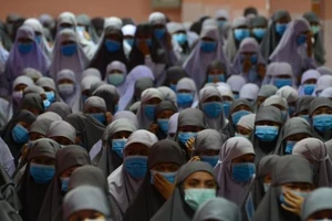 Nữ sinh của Trường dòng Hồi giáo Attarkiah đeo khẩu trang tại một buổi lễ ở tỉnh Narathiwat, Thái Lan. Ảnh: CNN