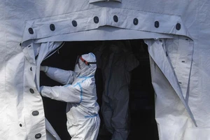 Bác sĩ làm việc tại bệnh viện Cotugno ở vùng Naples, Ý.