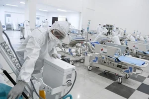 Nhân viên y tế Indonesia chuẩn bị phòng cho bệnh nhân nhiễm COVID-19. Ảnh: AFP