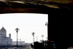 Khử trùng xung quanh nhà thờ Chúa cứu thế ở Moscow (Nga).