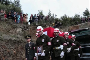 Quân đội Thổ Nhĩ Kỳ mang một cỗ quan tài của một binh sĩ nước này sau khi thiệt mạng ở Syria hồi tháng 2.