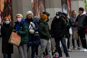 Người dân xếp hàng mua thực phẩm tại một siêu thị ở New York, Mỹ trong mùa dịch COVID-19. 