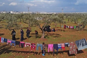 Những người tị nạn Syria tại một trại mới dựng ở tỉnh Idlib hôm 22-2. Ảnh: GETTY