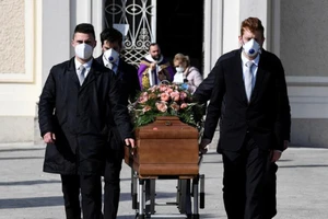 COVID-19 Ý: Vượt mốc 10.000 người chết, tính kéo dài phong tỏa