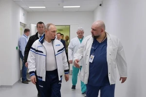 Tổng thống Nga Vladimir Putin (trái) và bác sĩ Denis Protsenko. 