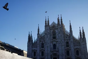 Quảng trường Duomo ở Milan (Ý) vắng lặng trong mùa dịch COVID-19.