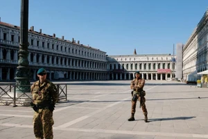 Binh sĩ tuần tra Quảng trường Saint Mark vắng vẻ ở Venice (Ý). Ảnh: REUTERS