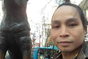 Ông Alixson Mangundok đi bộ ba ngày trời từ sân bay về nhà. Ảnh: Straits Times