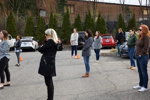 Người dân đứng giãn ra khi nghe Thị trưởng TP Washington DC Muriel Bowser thông báo về cách ứng phó COVID-19 của TP. Ảnh: AP