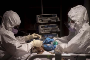 Các bác sĩ điều trị một bệnh nhân COVID-19 trong phòng chăm sóc tích cực tại một bệnh viện ở Rome (Ý). 