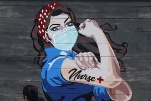 Bức tranh được vẽ trên tường gần một bệnh viện ở TP Dallas, bang Texas (Mỹ) nhằm tỏ lòng biết ơn các y tá. Ảnh: AP