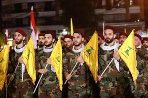 Các thành viên nhóm vũ trang Hezbollah diễu binh ở ngoại ô thủ đô Beirut (Lebanon). Ảnh: AFP