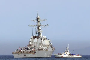 Tàu khu trục mang tên lửa dẫn đường USS Barry của Mỹ. 