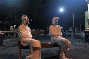 Các tình nguyện viên ở Indonesia đóng giả ma để khuyến khích người dân ở trong nhà phòng COVID-19.