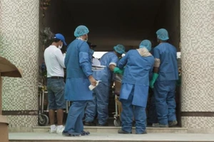 Tại nghĩa trang Jardines de Esperanza ở TP Guayaquil, tỉnh Guayas của Ecuador, các cỗ quan tài tiếp tục được khiêng đến để chôn cất.