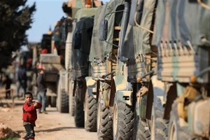 Đoàn xe quân sự Thổ Nhĩ Kỳ gần thị trấn Batabu trên đường cao tốc nối Idlib (Syria) với chốt biên giới Bab al-Hawa trên biên giới Syria-Thổ Nhĩ Kỳ.