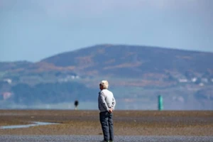 Một người dân hít khí trời tại bãi biển Sandymount ở thủ đô Dublin của Ireland. Ảnh: SHUTTERSTOCK