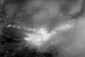 Ảnh cắt từ video khoảnh khắc tiêm kích F-15 của Mỹ không kích nơi ẩn náu của IS ở Iraq.