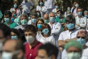 Các nhân viên y tế dành một phút mặc niệm tưởng nhớ BS Joaquin Diaz – trưởng khoa phẫu thuật của Bệnh viện La Paz ở Madrid (Tây Ban Nha) đã qua đời vì COVID-19. Ảnh: AP