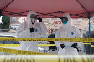 Các thành viên của Sở cứu hỏa Los Angeles mặc đồ bảo hộ tại một địa điểm xét nghiệm COVID-19 ở Los Angeles, bang California của Mỹ.