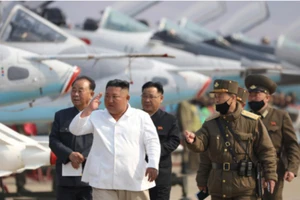 Ông Kim Jong-un thị sát đơn vị phòng không, không quân của Triều Tiên vào đầu tháng 4. Ảnh: KCNA.