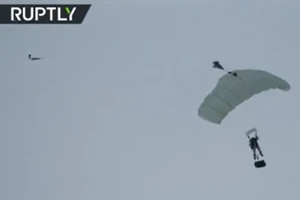 Xem lính nhảy dù Nga nhảy từ độ cao 10 km xuống vùng Bắc Cực