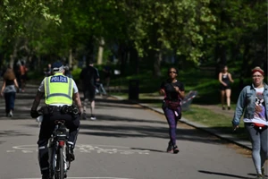 Một sĩ quan cảnh sát đi xe đạp tuần tra công viên Victoria ở London (Anh). Ảnh: GETTY IMAGES