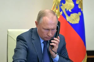 Tổng thống Nga Vladimir Putin trao đổi công việc qua điện thoại với Thống đốc vùng Kaliningrad. 