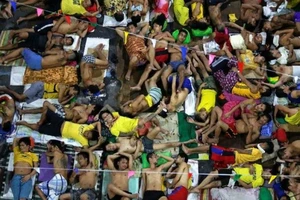 Các phạm nhân ngủ ngoài trời tại nhà tù TP Quezon ở Manila (Philippines). Ảnh: REUTERS