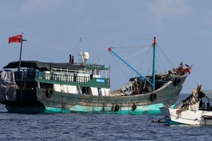 Một tàu cá Trung Quốc ở Biển Đông. Ảnh: REUTERS