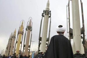 Tên lửa đất đối đất do Iran sản xuất tại một cuộc triển lãm quân sự ở Tehran. Ảnh: AP