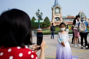 Công viên giải trí Disneyland Thượng Hải (Trung Quốc) mở cửa lại vào ngày 11-5. Ảnh: REUTERS