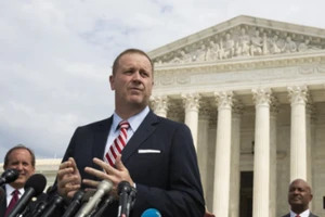 Tổng chưởng lý bang Missouri của Mỹ– ông Eric Schmitt.