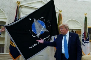 Tổng thống Trump giới thiệu lá cờ mới của Lực lượng Vũ trụ Mỹ. Ảnh: REUTERS