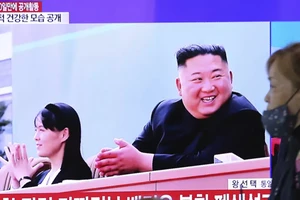 Ông Kim Jong-un cùng em gái Kim Yo-jong xuất hiện trong một chương trình tin tức phát tại ga tàu lửa Seoul ở Seoul, Hàn Quốc hôm 2-5.