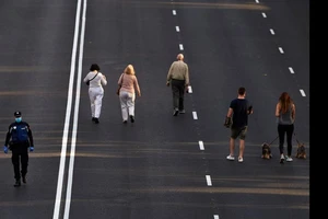 Người dân đi trên đại lộ Paseo de la Castellana ở Madrid, Tây Ban Nha. Ảnh: GETTY IMAGES