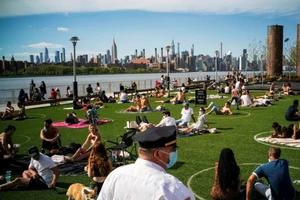 Một sĩ quan cảnh sát New York giám sát để đảm bảo người dân thực hiện giãn cách xã hội tại công viên Domino ở quận Brooklyn, New York (Mỹ).