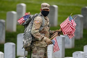 Một binh sĩ Mỹ tại nghĩa trang quốc gia Arlington ở Arlington, bang Virginia, Mỹ. Ảnh: AP