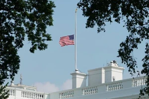 Mỹ sẽ treo cờ rủ tại các tòa nhà liên bang, khu tưởng niệm trong ba ngày để tưởng nhớ những người đã tử vong vì COVID-19.