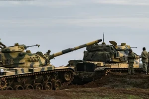 Xe tăng Thổ Nhĩ Kỳ ở phía đông Idlib, Syria. Ảnh: AP