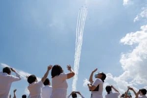 Đội bay Blue-Impulse của Lực lượng phòng vệ trên không Nhật biểu diễn cảm ơn nhân viên y tế trong cuộc chiến chống COVID-19. Ảnh: REUTERS