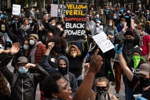 Người biểu tình ở Seattle, bang Washington phản đối cảnh sát ghì chết người đàn ông da màu George Floyd. Ảnh: AFP