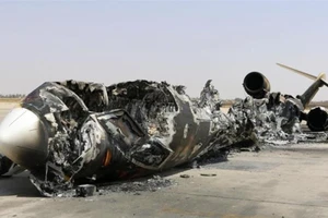 Một xác máy bay bị thiêu rụi nằm trên đường băng sân bay quốc tế Tripoli năm 2014. Ảnh: REUTERS