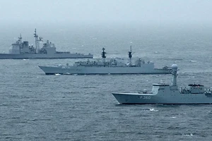 Các tàu chiến của hải quân Hoàng gia Anh và Mỹ trong một cuộc tập trận BALTOPS. 