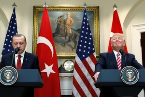 Tổng thống Erdogan và Tổng thống Trump (phải) tại cuộc hội đàm năm 2018. Ảnh: REUTERS