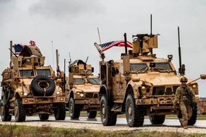 Binh sĩ Mỹ tuần tra đường cao tốc M4 ở thị trấn Tal Tamr, tỉnh Hasakah, Đông Bắc Syria. Ảnh: GETTY IMAGES