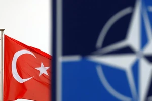 Cờ Thổ Nhĩ Kỳ (trái) và cờ NATO. Ảnh: REUTERS
