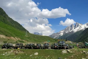 Binh sĩ cùng xe tải của Ấn Độ tại một trại quá cảnh tạm thời trước khi hướng tới Ladakh hôm 16-6. Ảnh: REUTERS