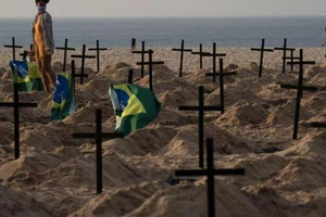 Những ngôi mộ tượng trưng tại bãi biển Copacabana của Rio de Janeiro (Brazil) để phản đối cách ứng phó COVID-19 của chính phủ.